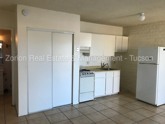 Building Photo - 3055 N. Tyndall Avenue #5