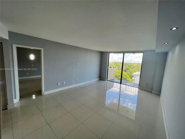 Foto del edificio - 2350 NE 135th St