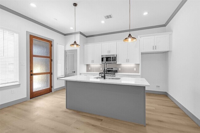 Building Photo - 6510 Bunche Dr