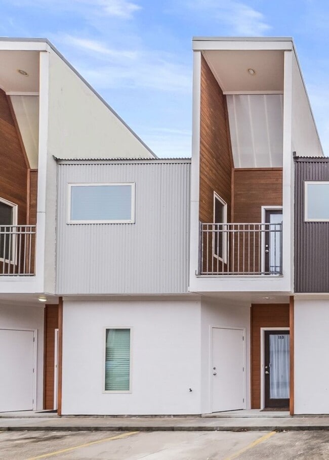 Building Photo - 113 Bayou St