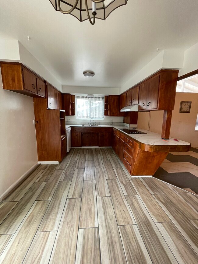Building Photo - 2304 Cottage Way