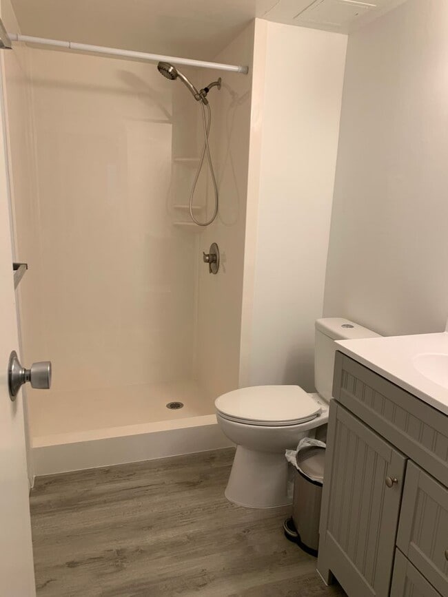 Building Photo - Newly renovated available now 2 bedroom 1 ...