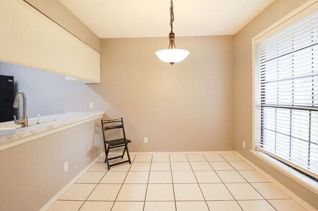 Building Photo - 1 Bed | 1 Bath  | Mid Town