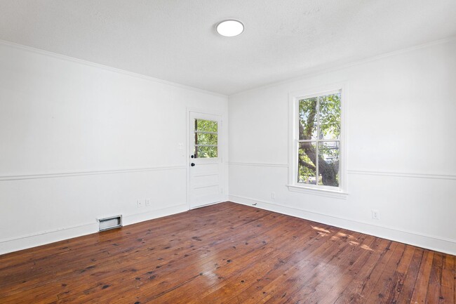 Building Photo - 209 N Spring St