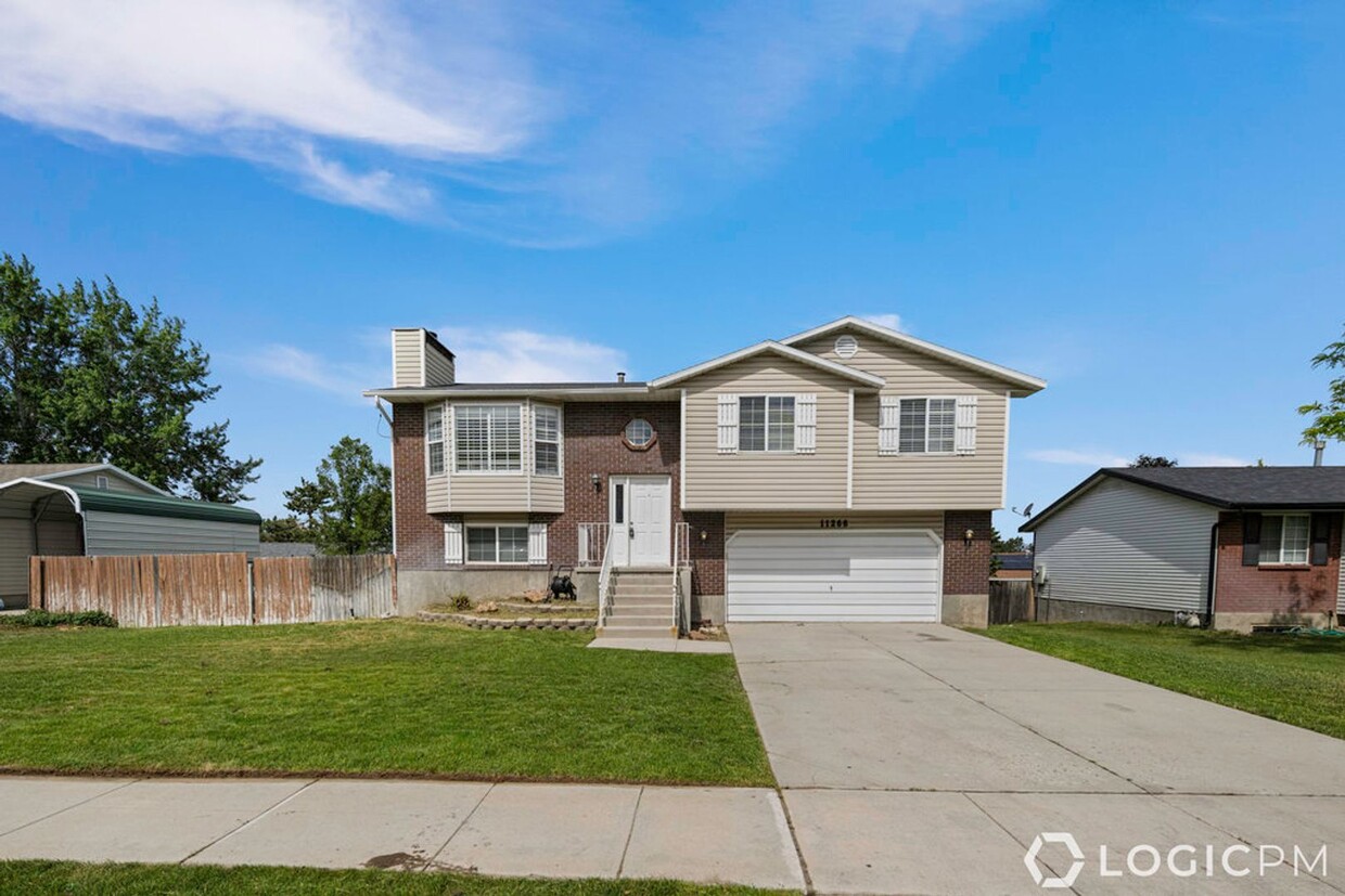 Primary Photo - Gorgeous Home in Sandy!