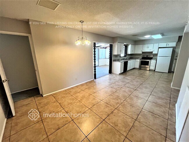Building Photo - 4607 W Orangewood Ave