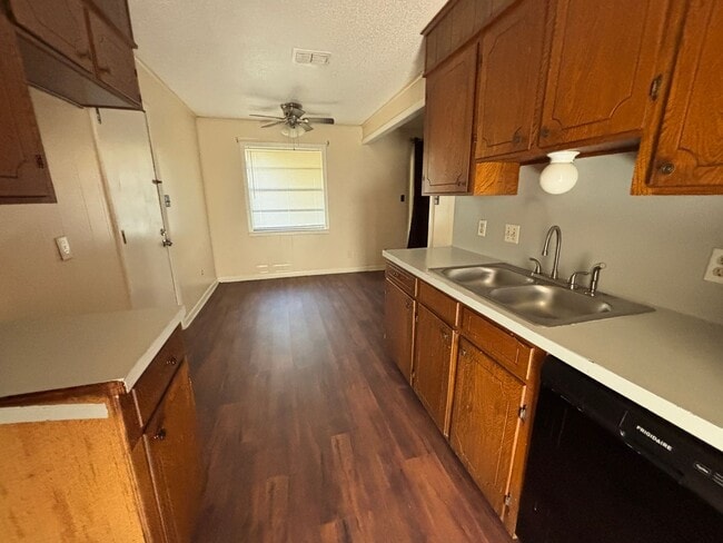 Building Photo - COZY AND SPACIOUS BRICK HOME NEAR PINES ROAD IN SHREVEPORT.