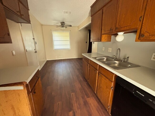 Foto del edificio - COZY AND SPACIOUS BRICK HOME NEAR PINES ROAD IN SHREVEPORT.