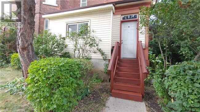Photo du bâtiment - 15 Sherman Ave S