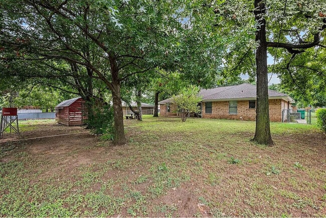 Building Photo - 411 Bluebonnet St