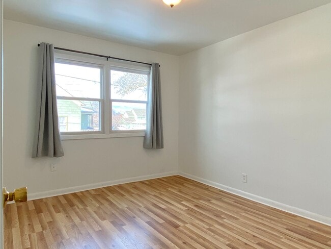 Building Photo - Convenient Location