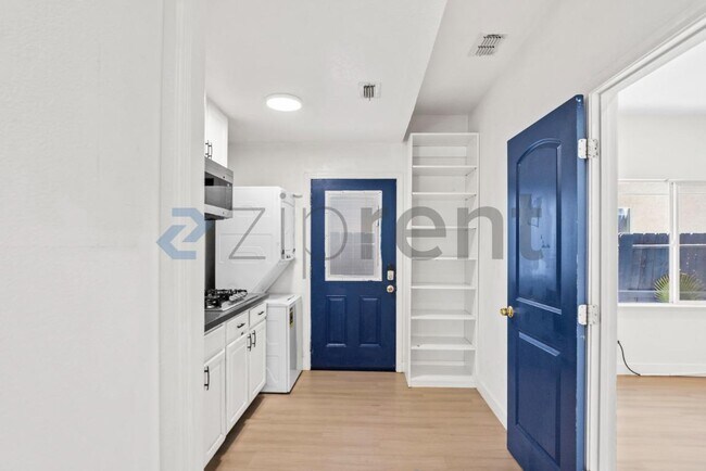 Building Photo - Unit A
