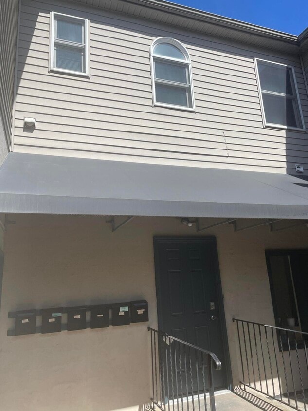 Primary Photo - 210 W 6th St