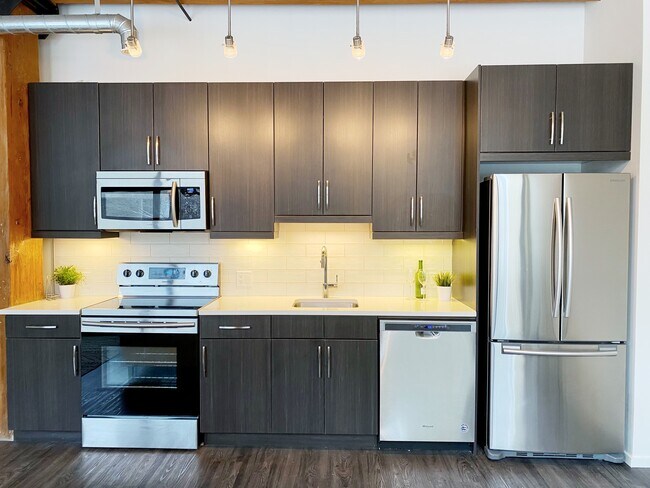 Cuisine moderne avec appareils électroménagers de grande taille - 139 Market Av