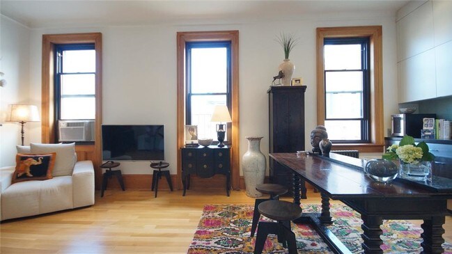 Building Photo - 223 W 21st St