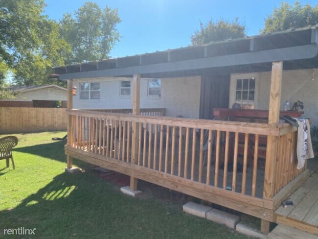 Building Photo - 3 br, 2 bath House - 115 Russell Dr