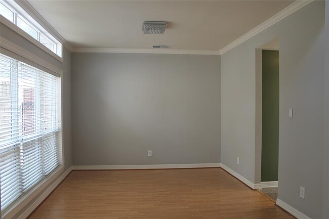 Foto del edificio - 1454 Forest Home Dr