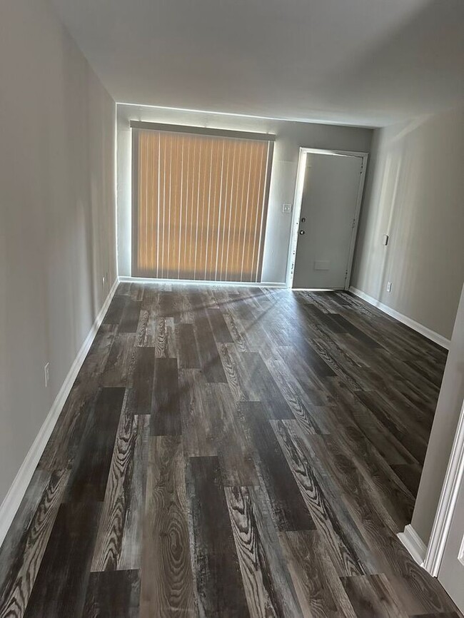 Building Photo - Totally Renovated 2-BR Apartment!!! Fantas...