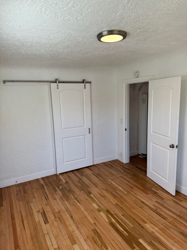 Building Photo - Cute 2 bedroom home close to downtown