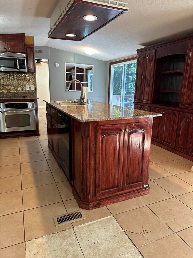 Building Photo - 16979 Pine Trail Dr