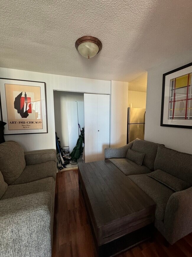 Foto del edificio - 2740 N Pine Grove Ave
