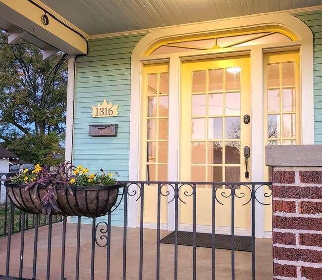 Entry to 1316 and Front Porch Area - 1316 Monroe St