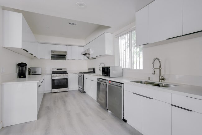 Building Photo - 1414 W 36th St