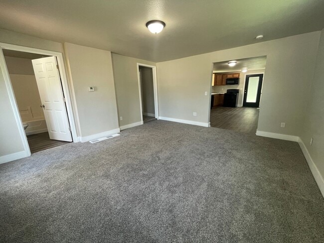 Foto del edificio - Two Bedroom One Stall Detached Garage