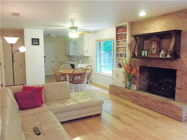 Foto del edificio - 6001 Bullard Dr
