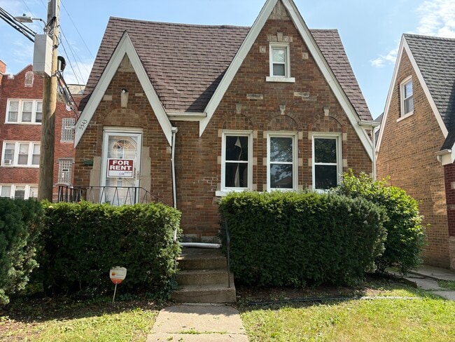 Building Photo - 5543 N Spaulding Ave