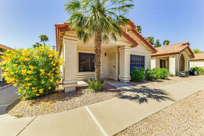 Building Photo - 1120 N Val Vista Dr