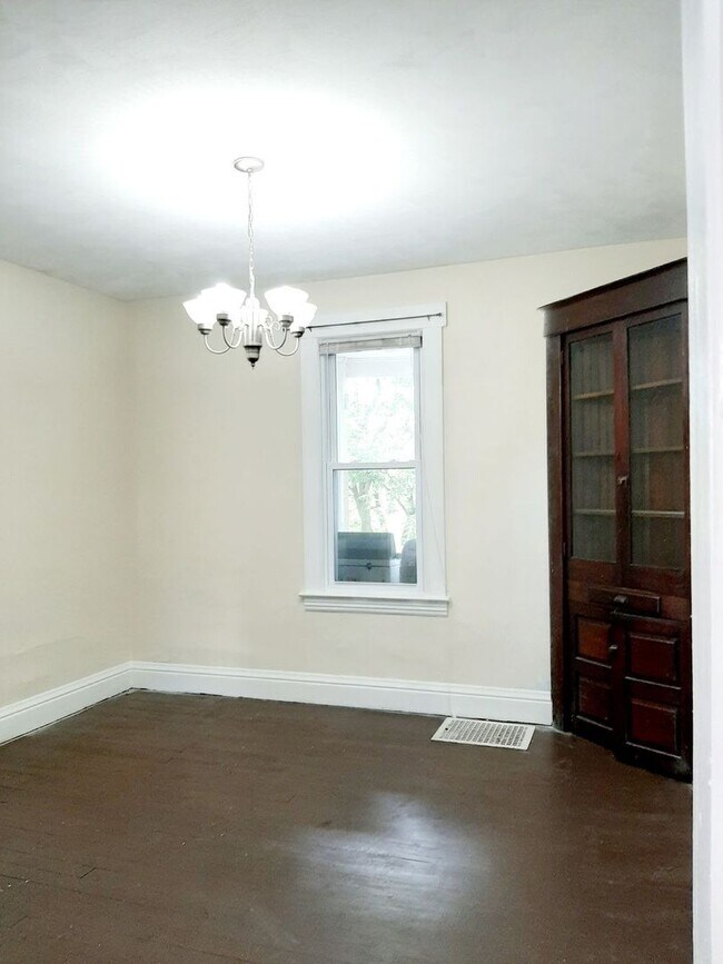 Foto del edificio - 3 Bedroom/ 1 Bath House in South Park—Avai...