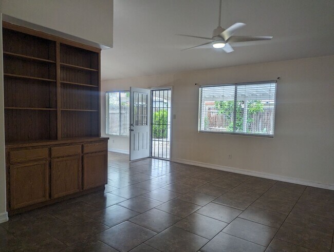 Foto del edificio - 5220 San Martin Dr. - House