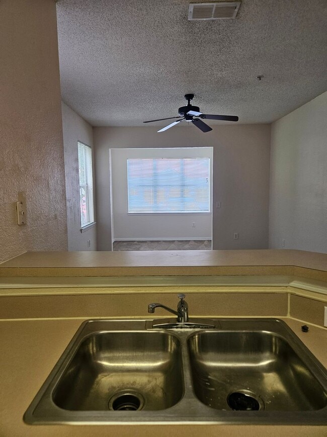 Building Photo - Beautiful First Floor, 1 Bedroom, 1 Bath, ...
