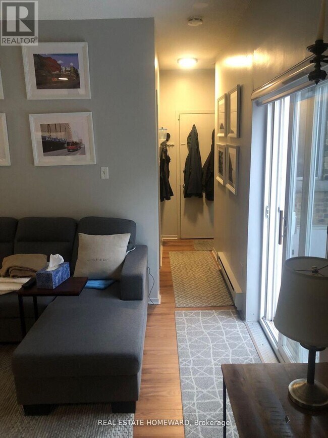 Photo du bâtiment - 2196 Queen St E