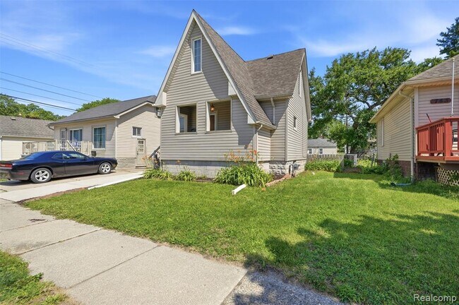 Building Photo - 735 E Maxlow Ave