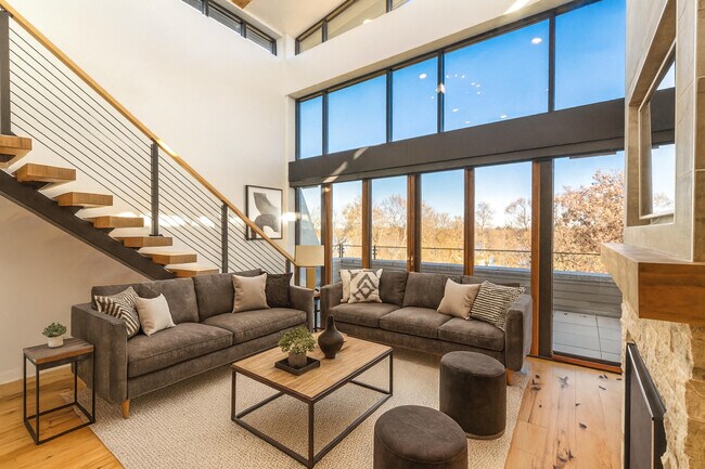 Foto del edificio - 215 E Pleasant St