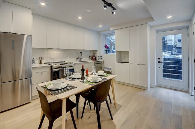 Building Photo - 2320 Rue Sainte-Catherine E