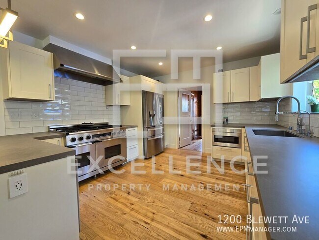 Building Photo - Spacious 4/2.5 With Solar, Pets Negotaible...