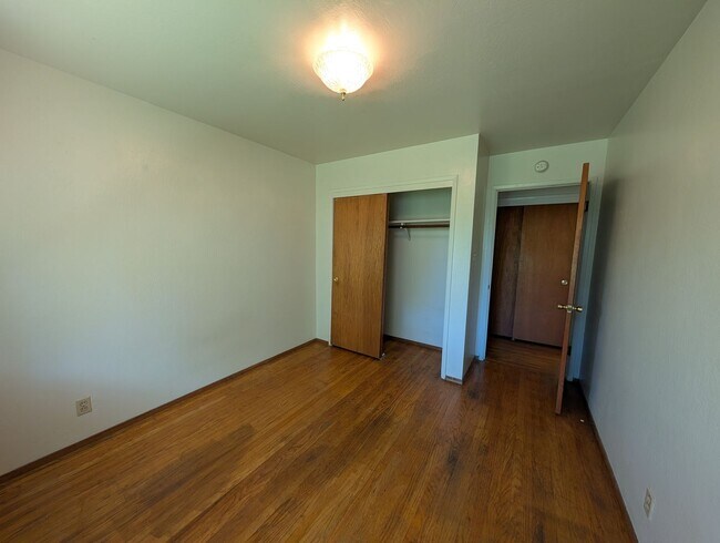 Foto del edificio - Spacious 2 Bedroom, apartment, with Hardwood Floors, in quiet area below Sacramento St.