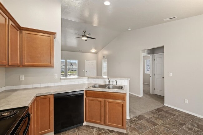 Foto del edificio - 4 Bedrooms Plus Bonus Room _ Dog Friendly!!