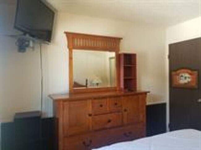 Building Photo - Great Views! Bus Stop!