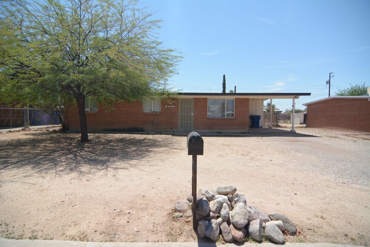 Foto principal - Charming 3 Bedroom 1 Bath Home! Central Tu...