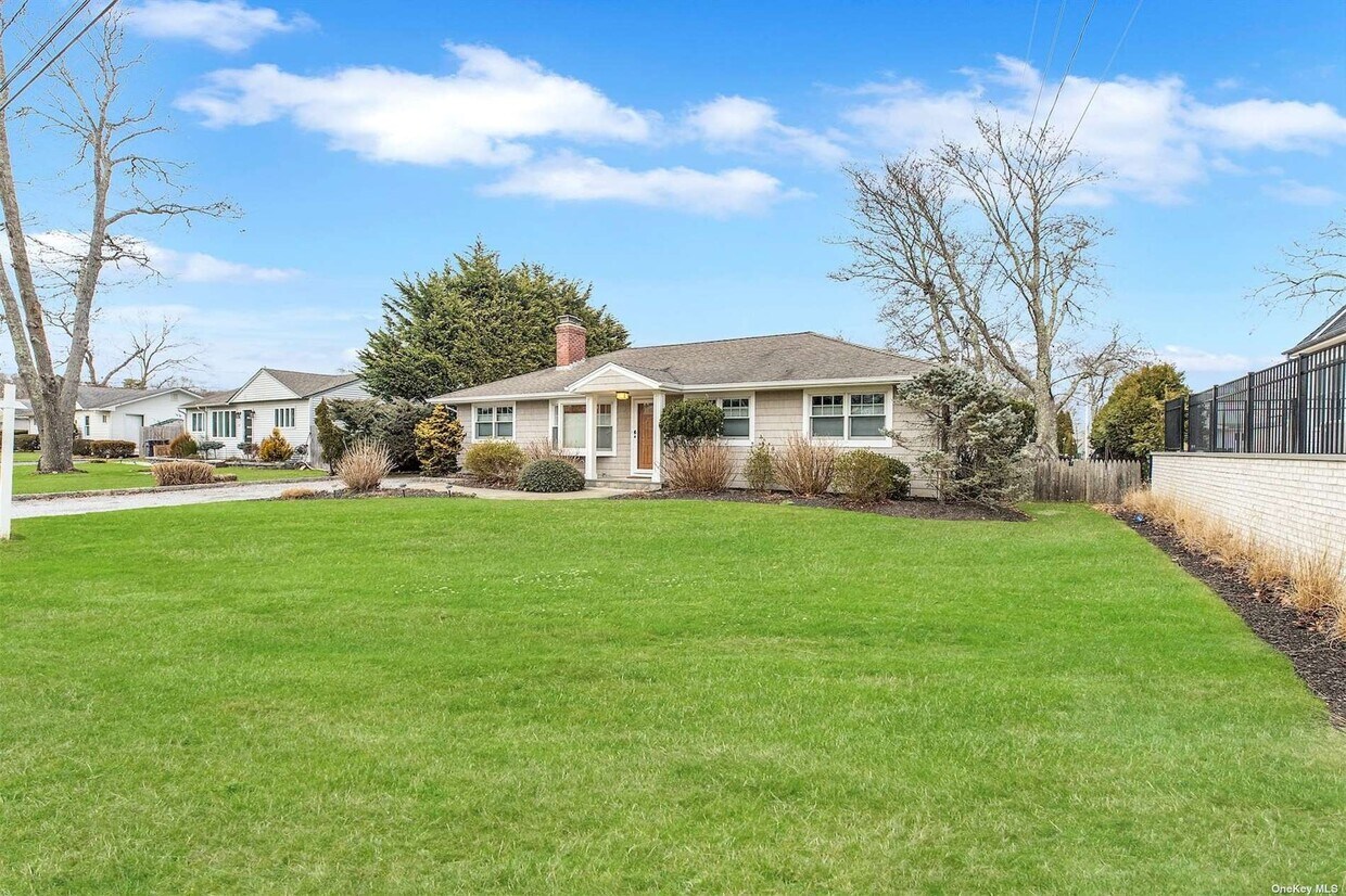 Primary Photo - 17 Tarpon Rd