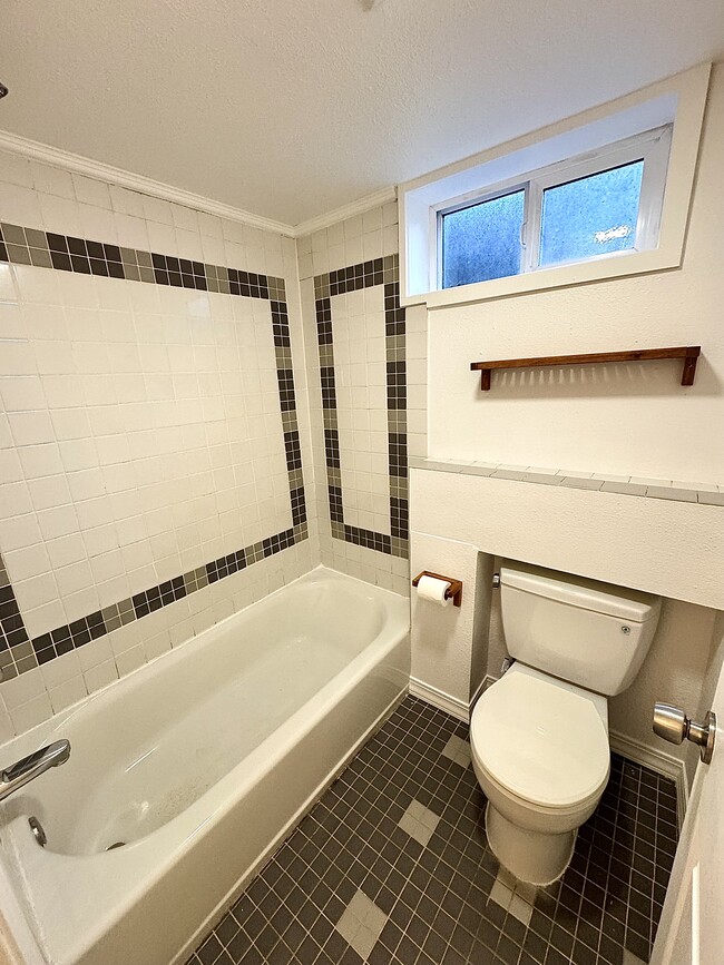 Building Photo - 3405 SW Barbur Blvd