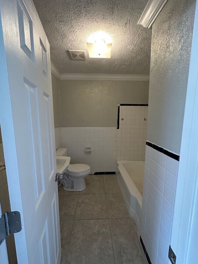Building Photo - Remodeled One Bedroom Apartment In Corinth...