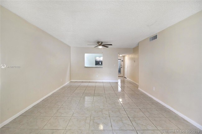 Building Photo - 2840 Somerset Dr