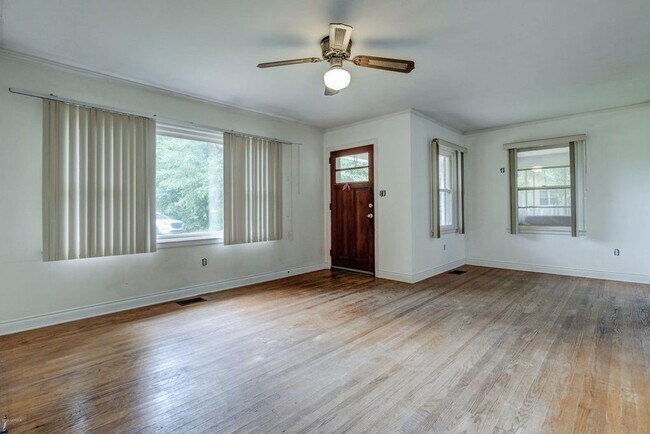 Foto del edificio - 219 Spruce Cir