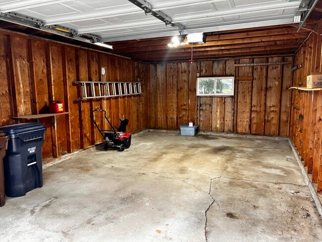 1.5 car garage with door opener - 694 Tilson St N