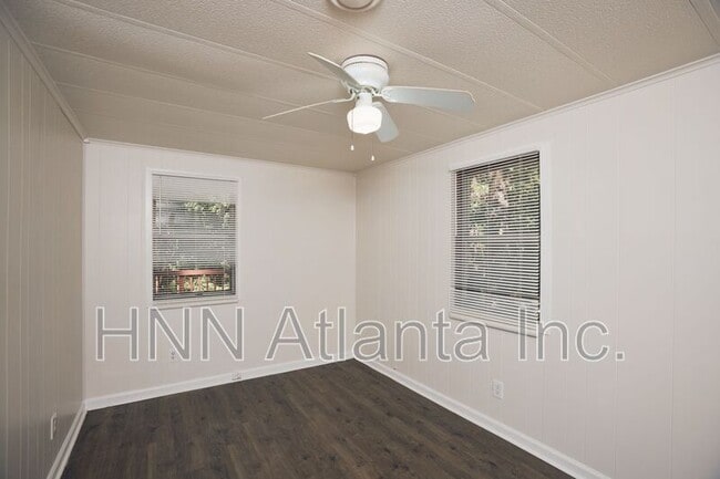 Building Photo - 2555 Lloyd Rd